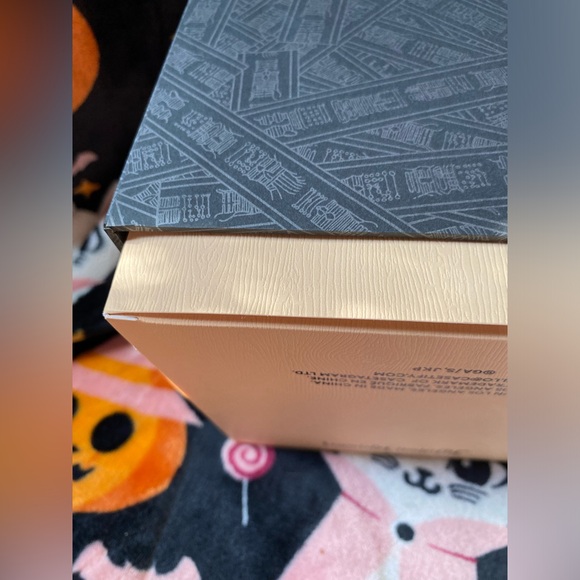 (OFFICIAL) Jujutsu Kaisen x Casetify Prison Realm Airpod Collectible Case - Picture 5 of 7